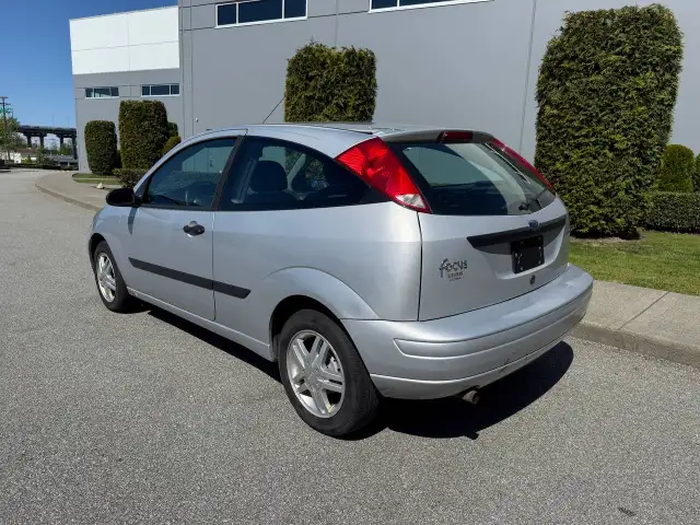 2004 Ford Focus 3dr Cpe ZX3 Base - Photo 4