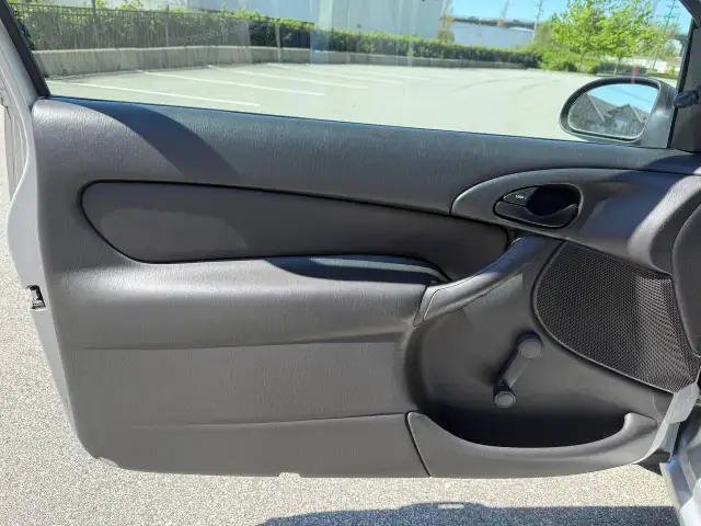 2004 Ford Focus 3dr Cpe ZX3 Base - Photo 11