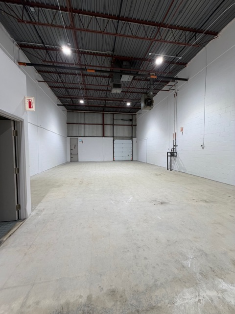 WAREHOUSES A LOUER ST-LAURENT ET DORVAL $12 - Photo 2