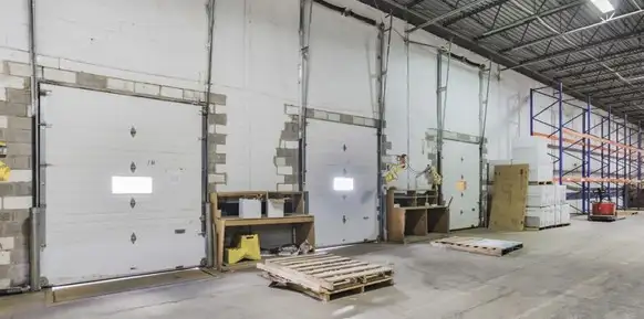 WAREHOUSES A LOUER ST-LAURENT ET DORVAL $12 - Photo 3