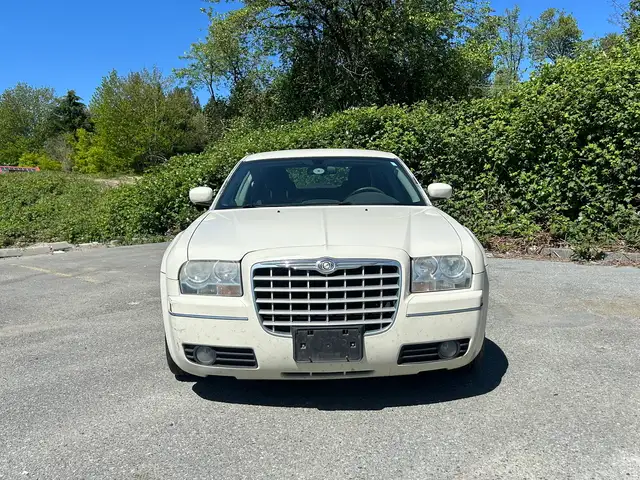 2005 Chrysler 300 RWD - Photo 2