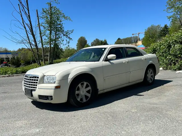 2005 Chrysler 300 RWD - Photo 3