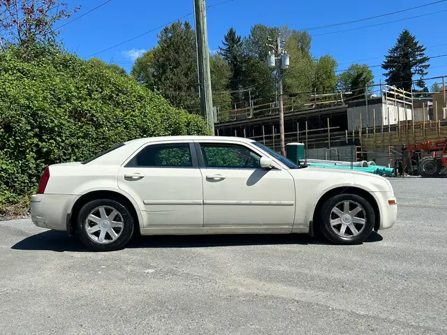 2005 Chrysler 300 RWD - Photo 4