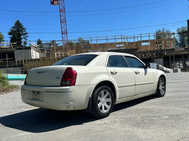 2005 Chrysler 300 RWD - Photo 5
