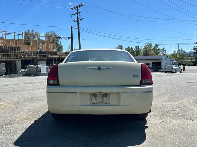 2005 Chrysler 300 RWD - Photo 6