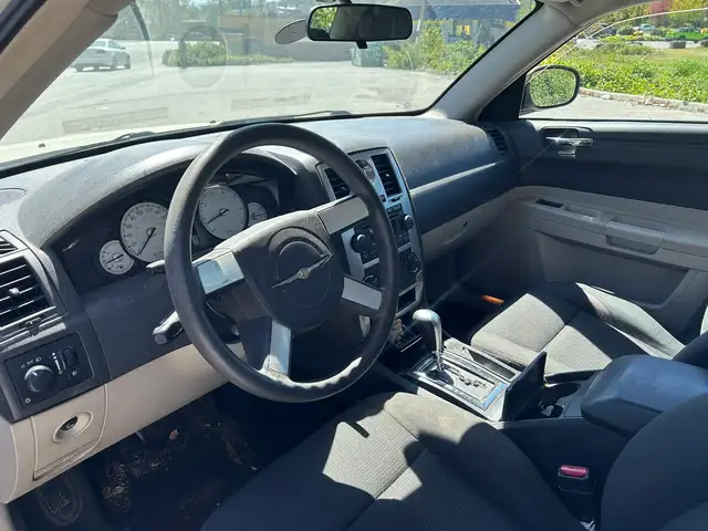 2005 Chrysler 300 RWD - Photo 7