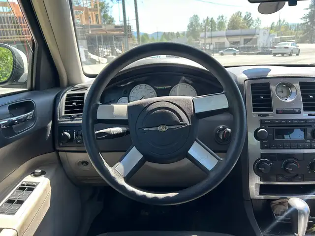 2005 Chrysler 300 RWD - Photo 8