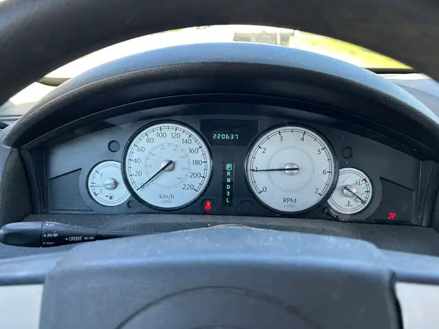 2005 Chrysler 300 RWD - Photo 9
