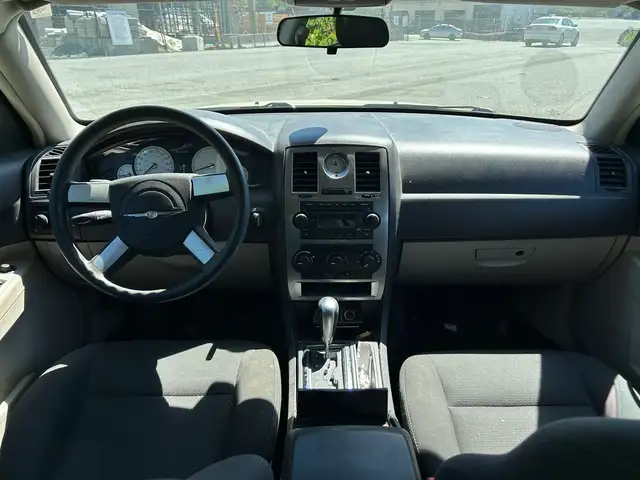 2005 Chrysler 300 RWD - Photo 12
