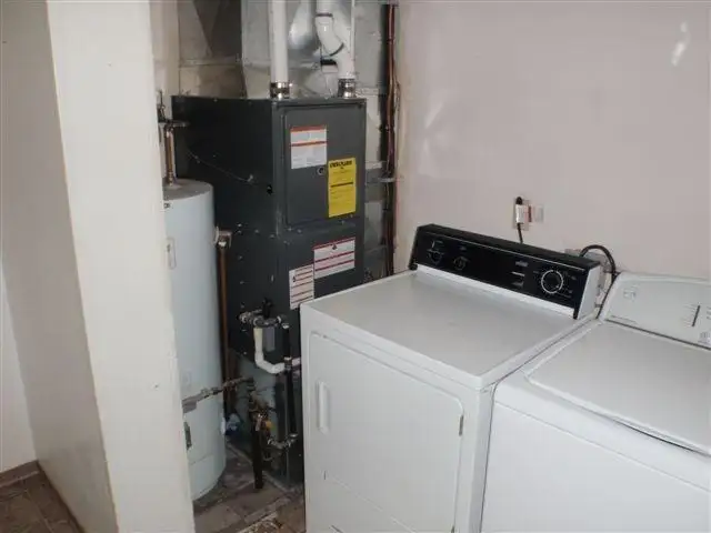 Just beside U of M,  3 bedrooms whole house for rent - Photo 5