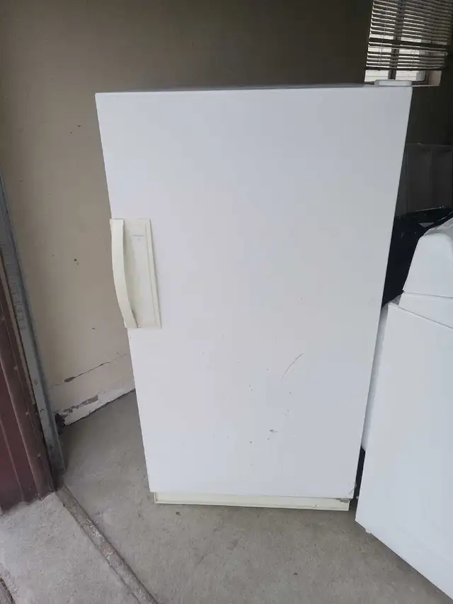 Kenmore Upright Freezer Excellent Condition 12 Cubic feet - Photo 2