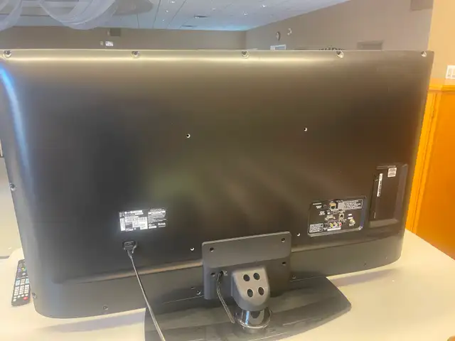49" LG Flat Screen TV, Like new - Photo 3
