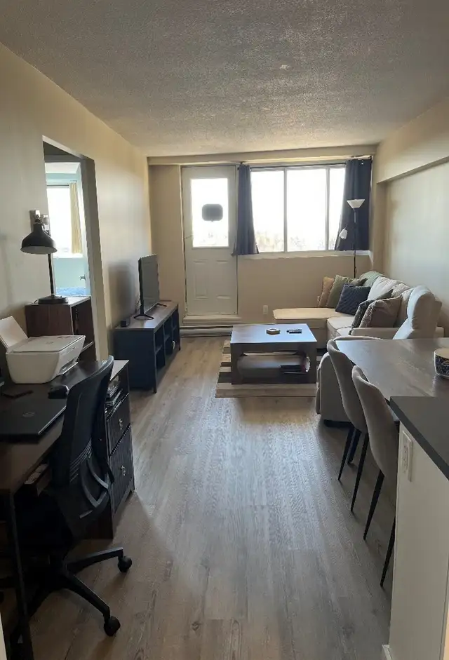 $1550 BRIGHT ONE BEDROOM, GREAT LOCATION - Photo 2