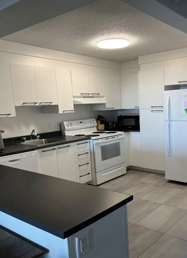 $1550 BRIGHT ONE BEDROOM, GREAT LOCATION - Photo 3