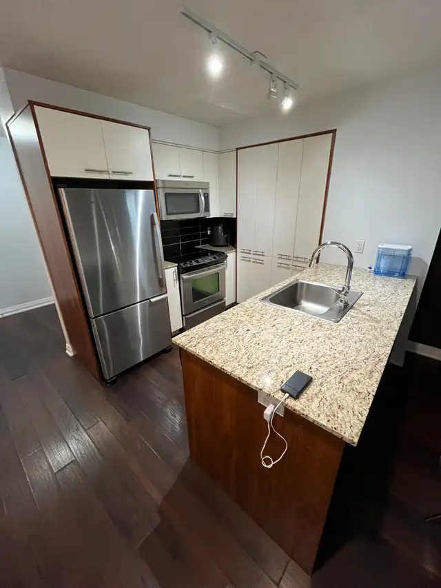 700 Sqft 1 Den at 5 Valhalla Inn rd. Etobicoke - Photo 3