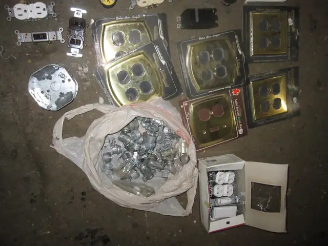 VARIOUS ELECTRICAL PARTS BOXES SWITCHES PLUGS LIGHT BULBS - Photo 9