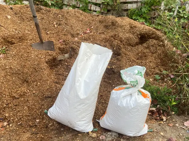 Aged chicken manure compost mix
