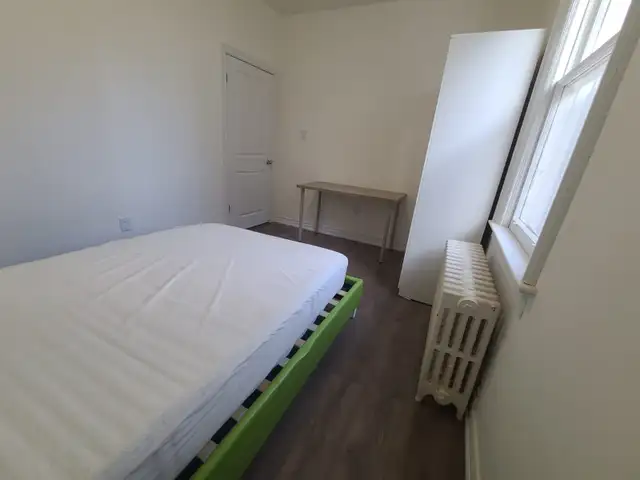 @ Bloor, Christie Ossington TTC, Large room rent-2Mins to Subway - Photo 3