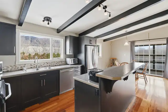 LARGE HOME IN VALLEYVIEW WITH PANORAMIC MOUNTAIN VIEWS - Photo 7