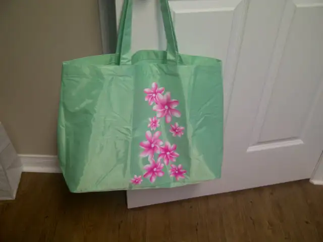 BEAU SAC À MAIN NEUF VERT À FLEURS ROSES 14'HAUTx18'LARGE $10.00