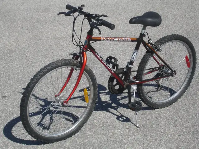 MID SIZE 24' TRIUMPH RAVINE 15 SPEED TRAIL/MOUNTAIN BIKE! - Photo 2