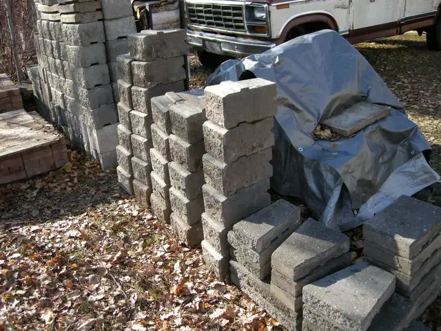 Retaining Wall Blocks (160 assorted pieces)