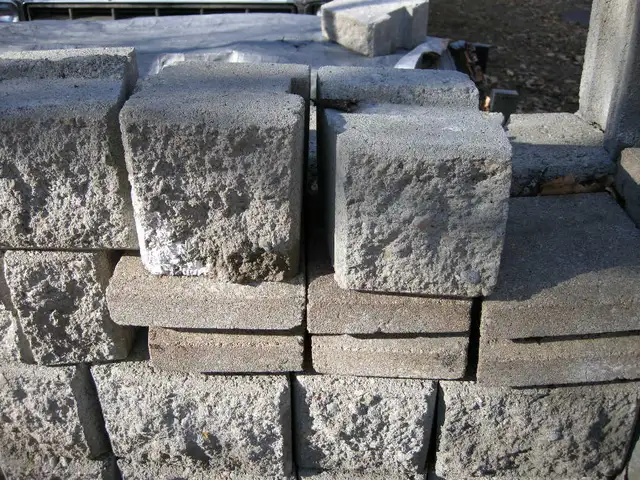 Retaining Wall Blocks (160 assorted pieces) - Photo 4