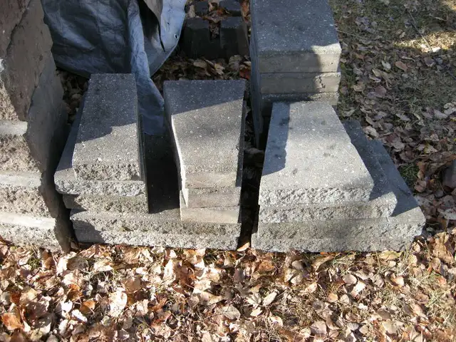 Retaining Wall Blocks (160 assorted pieces) - Photo 2