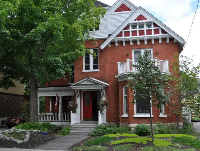 Large Bright Furnished Studio in the Heart of Sandy Hill - Photo 2