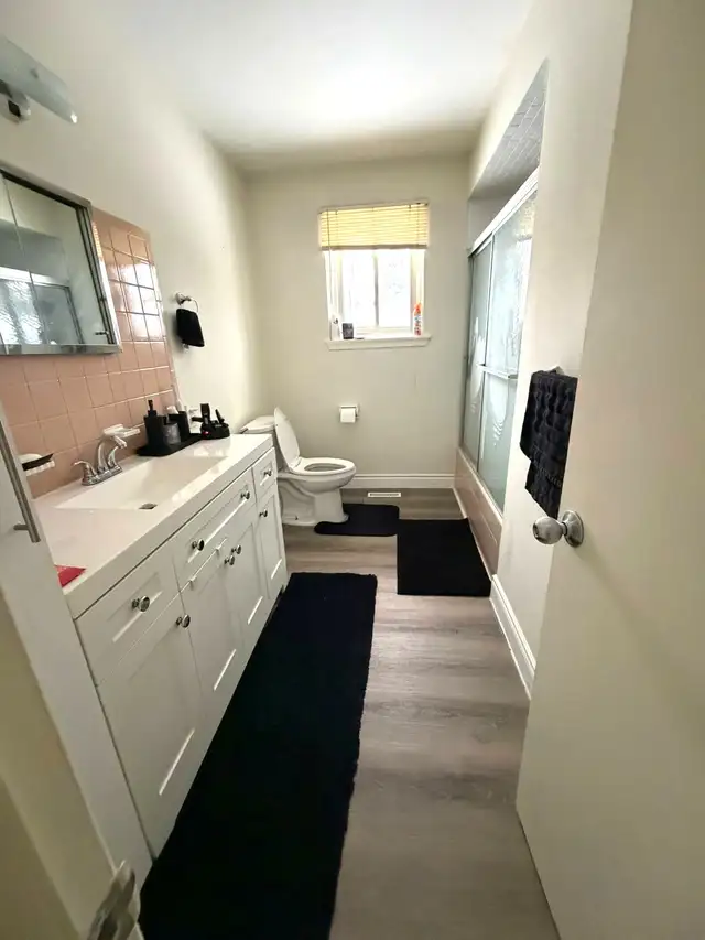 Beautiful 3Bed 1 Bath- Main Floor- Detached house- Richmond Hill - Photo 3