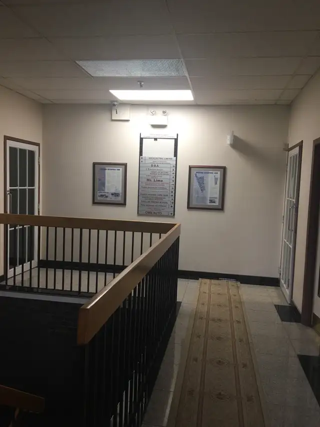 Office in Vaughan available - Photo 2