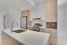 5 1/2 rénovée 2026 · 4 mins Metro Parc · A/C WiFi inclus