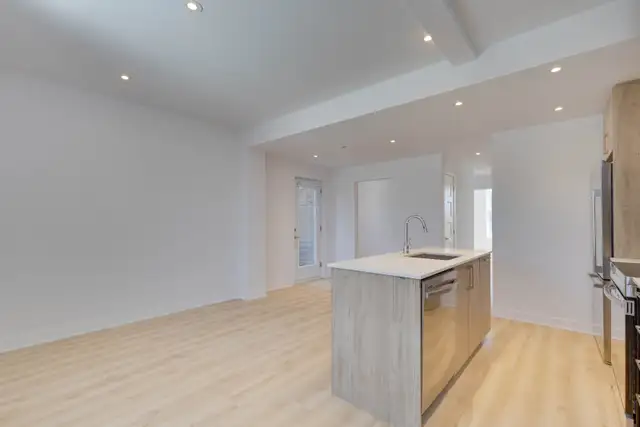 5 1/2 rénovée 2026 · 4 mins Metro Parc · A/C WiFi inclus - Photo 4