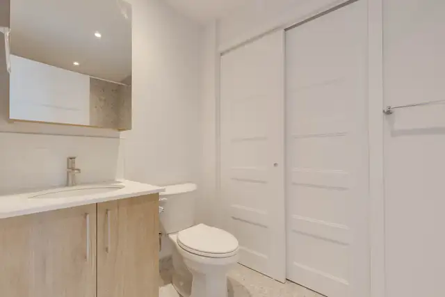 5 1/2 rénovée 2026 · 4 mins Metro Parc · A/C WiFi inclus - Photo 5