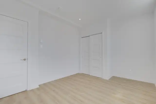 5 1/2 rénovée 2026 · 4 mins Metro Parc · A/C WiFi inclus - Photo 10