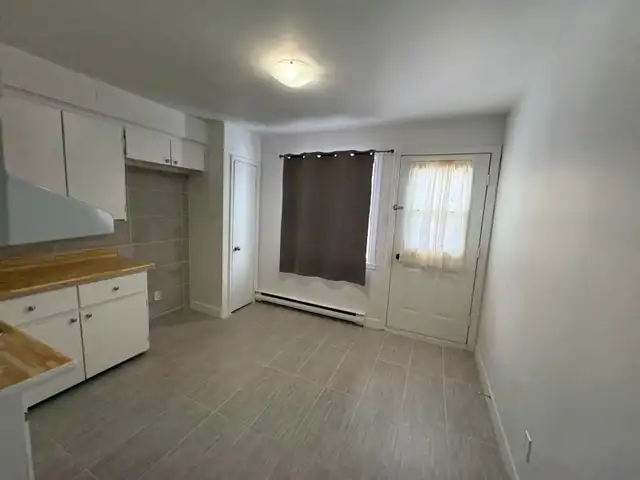 Grand Logement 4½ ensoleillé au rez-de-chaussée - Photo 2
