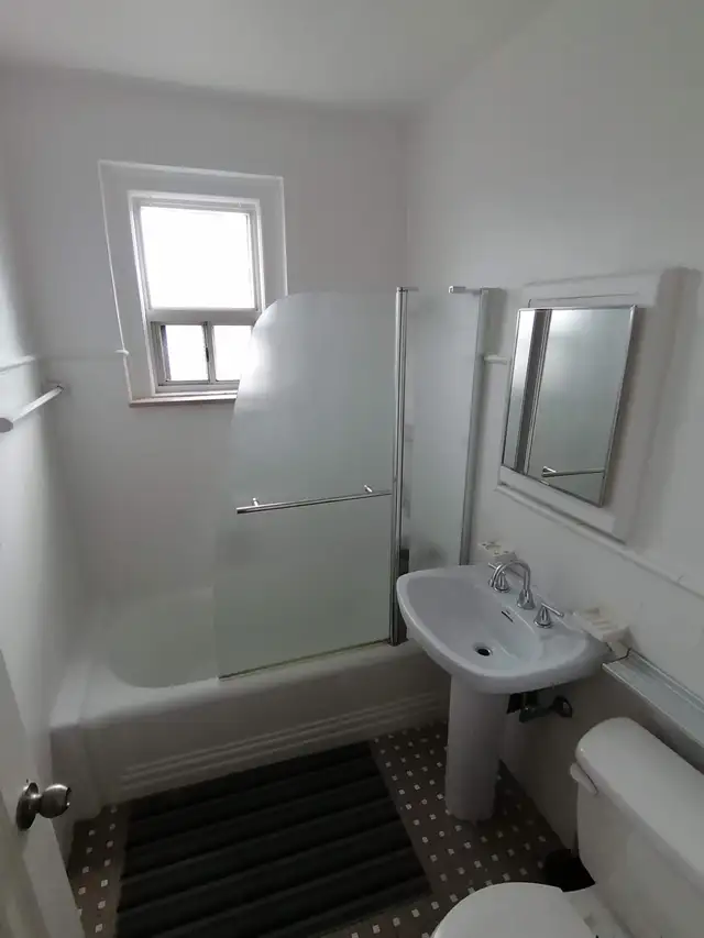 Furnished room in Female Shared Apt at Yonge & St Clair, Toronto - Photo 4