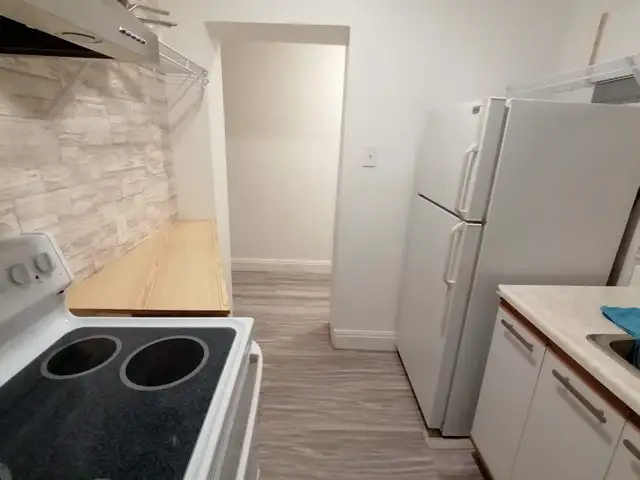 Furnished room in Female Shared Apt at Yonge & St Clair, Toronto - Photo 7