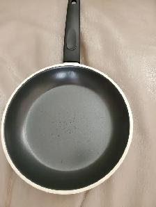 BELLE POELE EN TEFLON DE 8'DIAMÈTRE QUI A SERVIE UNE FOIS: $5.00