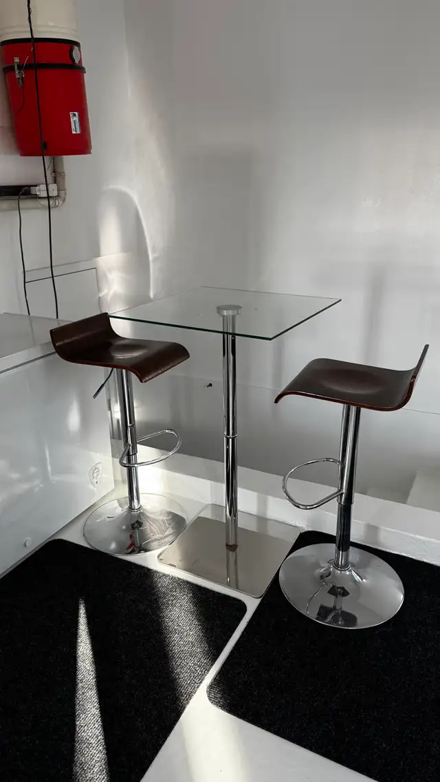 table haute en verre carré  avec 2 chaises haute en bois