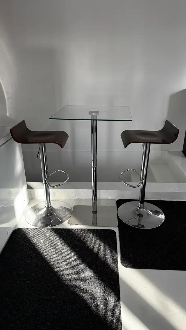 table haute en verre carré  avec 2 chaises haute en bois - Photo 2