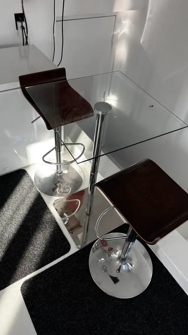 table haute en verre carré  avec 2 chaises haute en bois - Photo 3