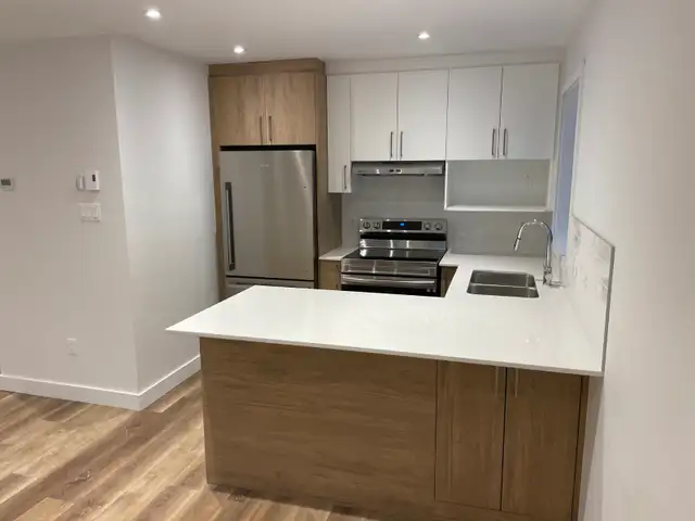 4 1/2 · construit 2022 · A/C WiFi inclus · 2 mins Metro Parc