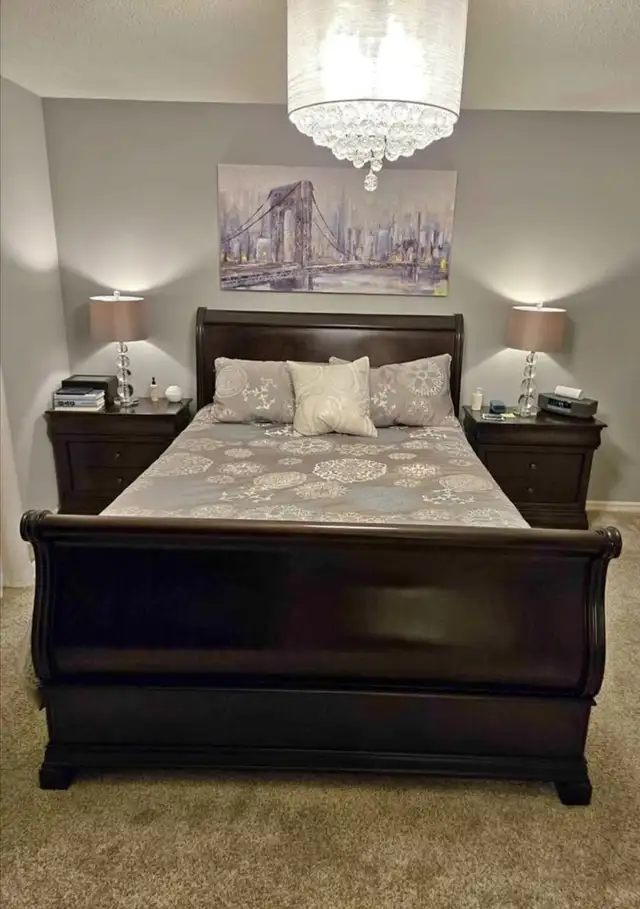 Queensize Cherrywood Bedframe Nonsmoker Cat Friendly Clean