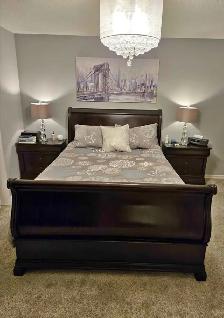 Queensize Cherrywood Bedframe Nonsmoker Cat Friendly Clean