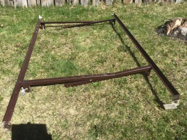 Base de lit en métal