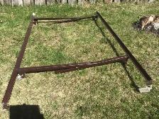 Base de lit en métal