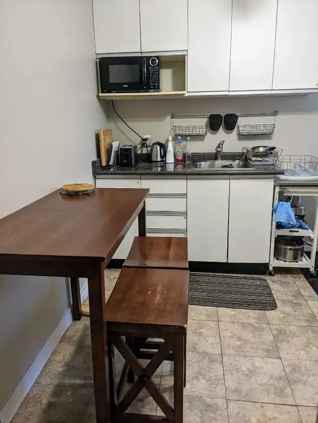 Furnished Bsmt bachelo/Separate entrance/Utilities included - Photo 7