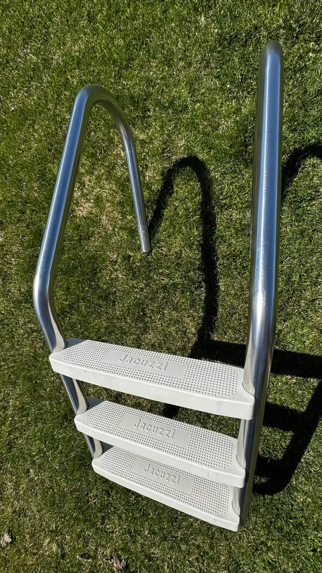 échelle blanche de piscine jacuzzi