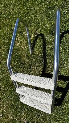 échelle blanche de piscine jacuzzi